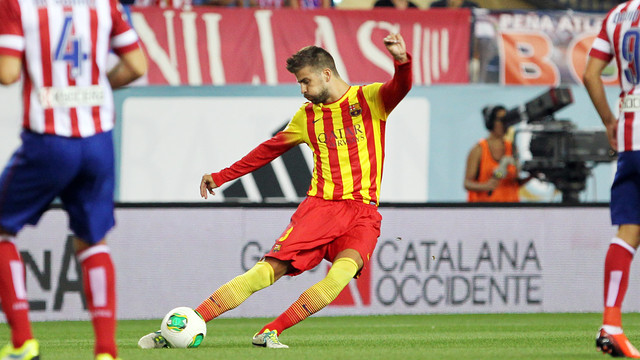 Piqué, centrando el balón