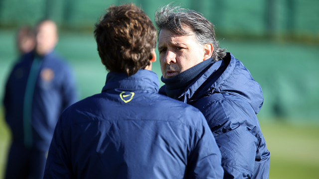 Gerardo Martino habla con Joan Francesc Ferrer 'Rubi' durante el entrenamiento de este jueves