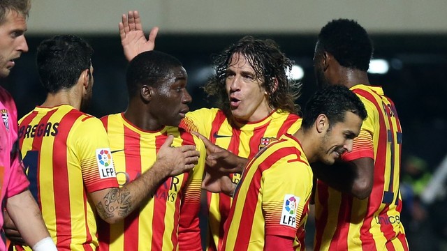 Dongou is congratulated on scoring by his team mates / PHOTO: MIGUEL RUIZ - FCB