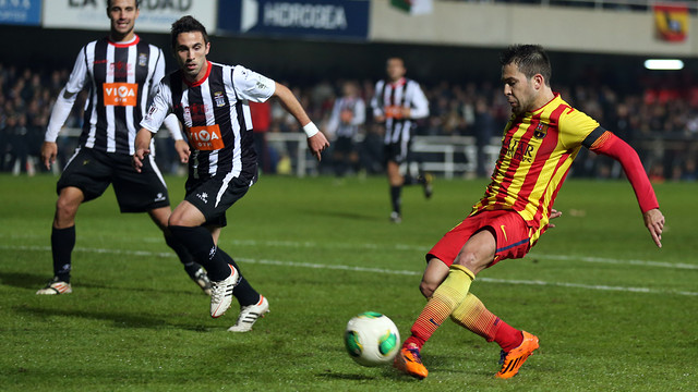 Jordi Alba shooting from the left of the box