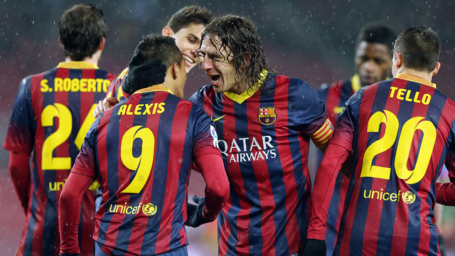 Puyol and Alexis celebrating a goal / PHOTO: MIGUEL RUIZ-FCB