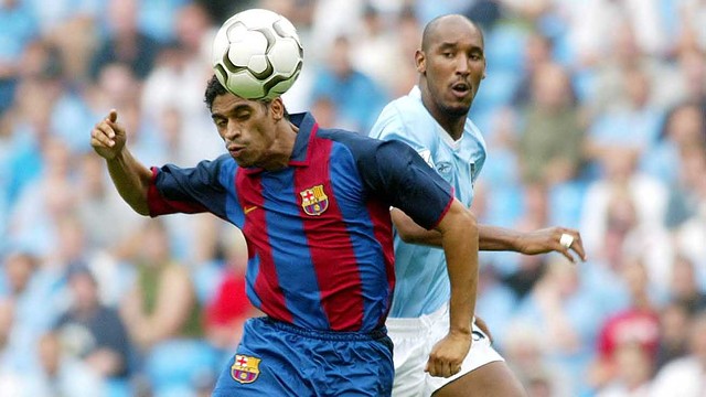 Reiziger and Anelka in the 2003 game / PHOTO: MIGUEL RUIZ-FCB
