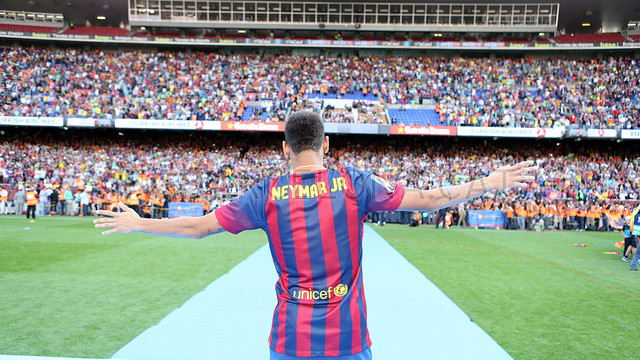 There was a huge crowd to welcome Neymar da Silva to the Camp Nou / PHOTO: MIGUEL RUIZ - FCB