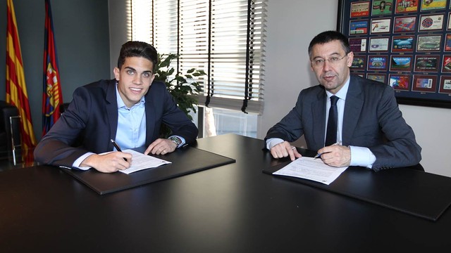 Marc Bartra signs the new deal with President Bartomeu  / PHOTO: MIGUEL RUIZ - FCB