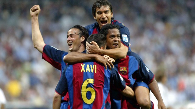 2004年、ベウなベウでのチャビのゴールを祝うチーム / FOTO: MIGUEL RUIZ-FCB 2004年、ベウなベウでのチャビのゴールを祝うチーム / FOTO: MIGUEL RUIZ-FCB