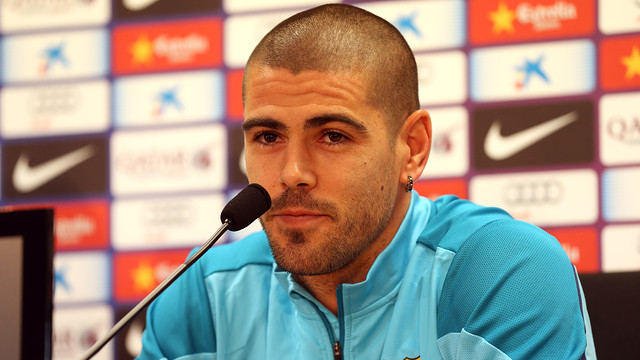 Víctor Valdés speaking to the press