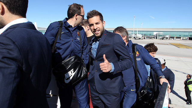 Jordi Alba boarding the plane for Madrid / PHOTO: MIGUEL RUIZ - FCB