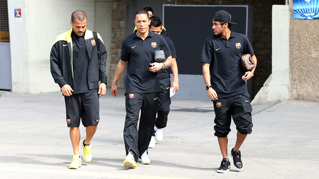 Alves, Adriano and Neymar on their way to the team coach / PHOTO: MIGUEL RUIZ - FCB
