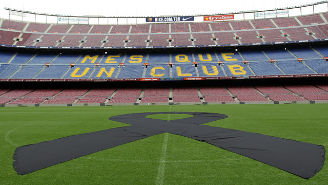 A giant black ribbon in the centre of the Camp Nou pitch this morning  / PHOTO: MIGUEL RUIZ - FCB