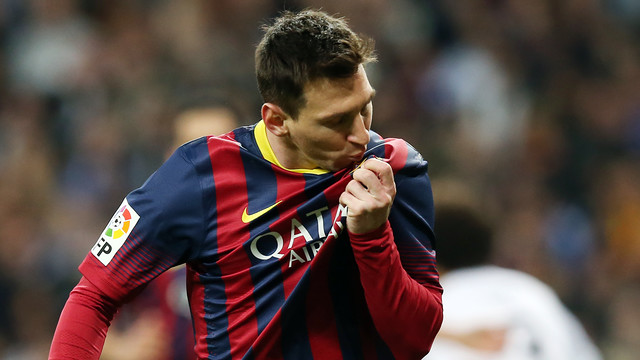 Messi agarra la camiseta y da un beso al escudo de la camiseta en el cuarto gol del Barça en el Bernabéu