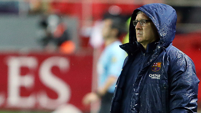 Tata Martino observa el partido contra el Sevilla bajo la lluvia