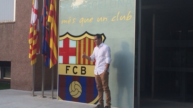 Bravo posed for the traditional picture with the club crest. PHOTO: FCB.