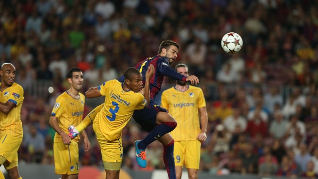 Piqué, rematant. FOTO: MIGUEL RUIZ - FCB