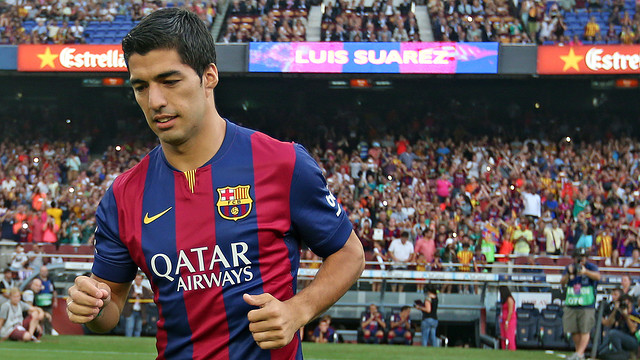 Luis Suarez sedang berlari kecil di lapangan