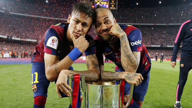 Neymar Jr and Dani Alves with the Copa del Rey / MIGUEL RUIZ - FCB