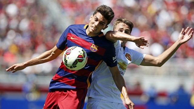 Bartra gets position against Manchester United. / MIGUEL RUIZ-FCB