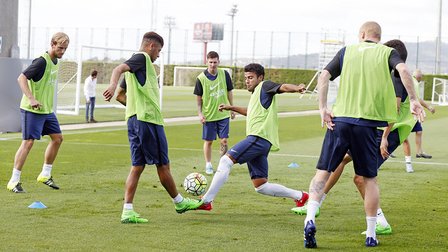 Rafinha, here in the middle of a 'rondo' session, has been summoned to play for Brazil. / MIGUEL RUIZ-FCB