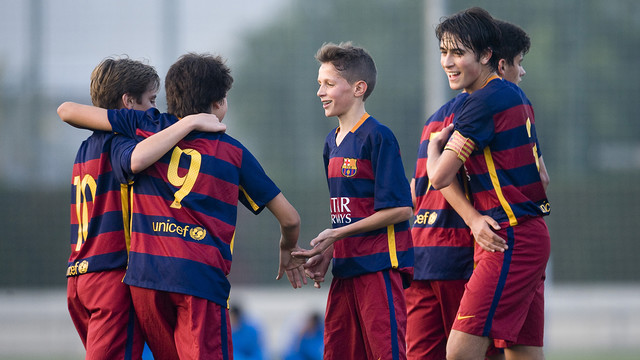 The U16 B team celebrates their goal against La Floresta / PACO LARGO - FCB