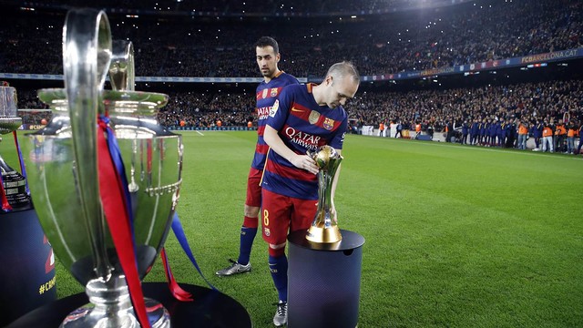 Andrés Iniesta presents Camp Nou with the recently conquered FIFA Club World Cup prior to Wednesday's match versus Real Betis. / MIGUEL RUIZ-FCB
