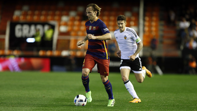Ivan Rakitic in action on Wednesday night in Valencia / MIGUEL RUIZ - FCB
