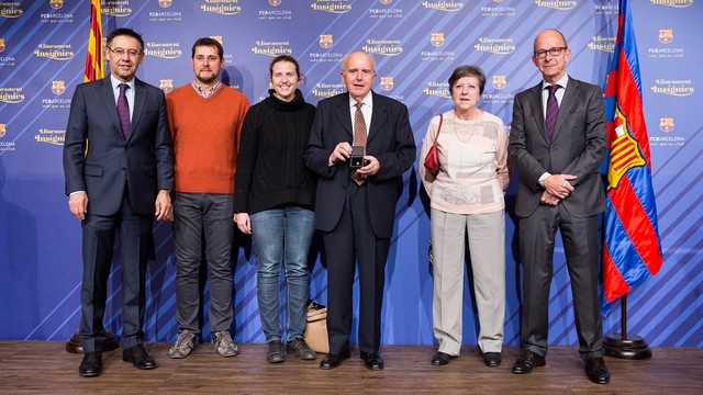 Joaquim Gabarró, presidente del Casal de l'Avi Barça, en el momento de recibir su insignia / GERMÁN PARGA - FCB Joaquim Gabarró, presidente del Casal de l'Avi Barça, en el momento de recibir su insignia / GERMÁN PARGA - FCB