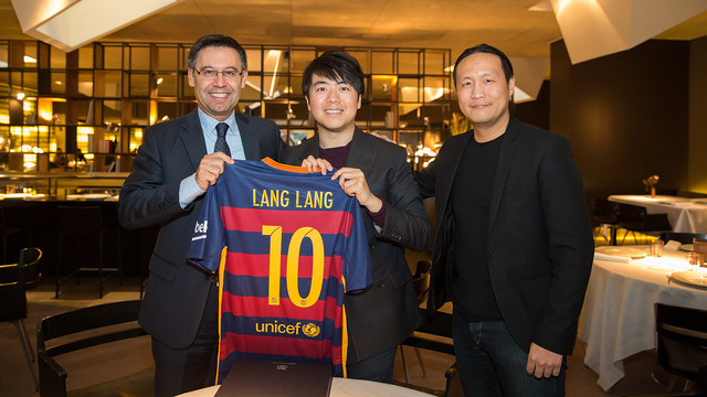 Josep Maria Bartomeu and Director Dídac Lee, with Lang Lang, on Thursday in Barcelona. / GERMAN PARGA - FCB Josep Maria Bartomeu and Director Dídac Lee, with Lang Lang, on Thursday in Barcelona. / GERMAN PARGA - FCB