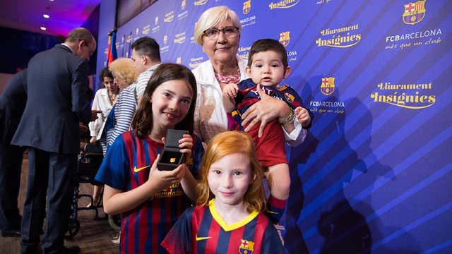 Una socia, acompañada de sus nietos después de recibr la insignia de oro / GERMAN PARGA - FCB Una socia, acompañada de sus nietos después de recibr la insignia de oro / GERMAN PARGA - FCB